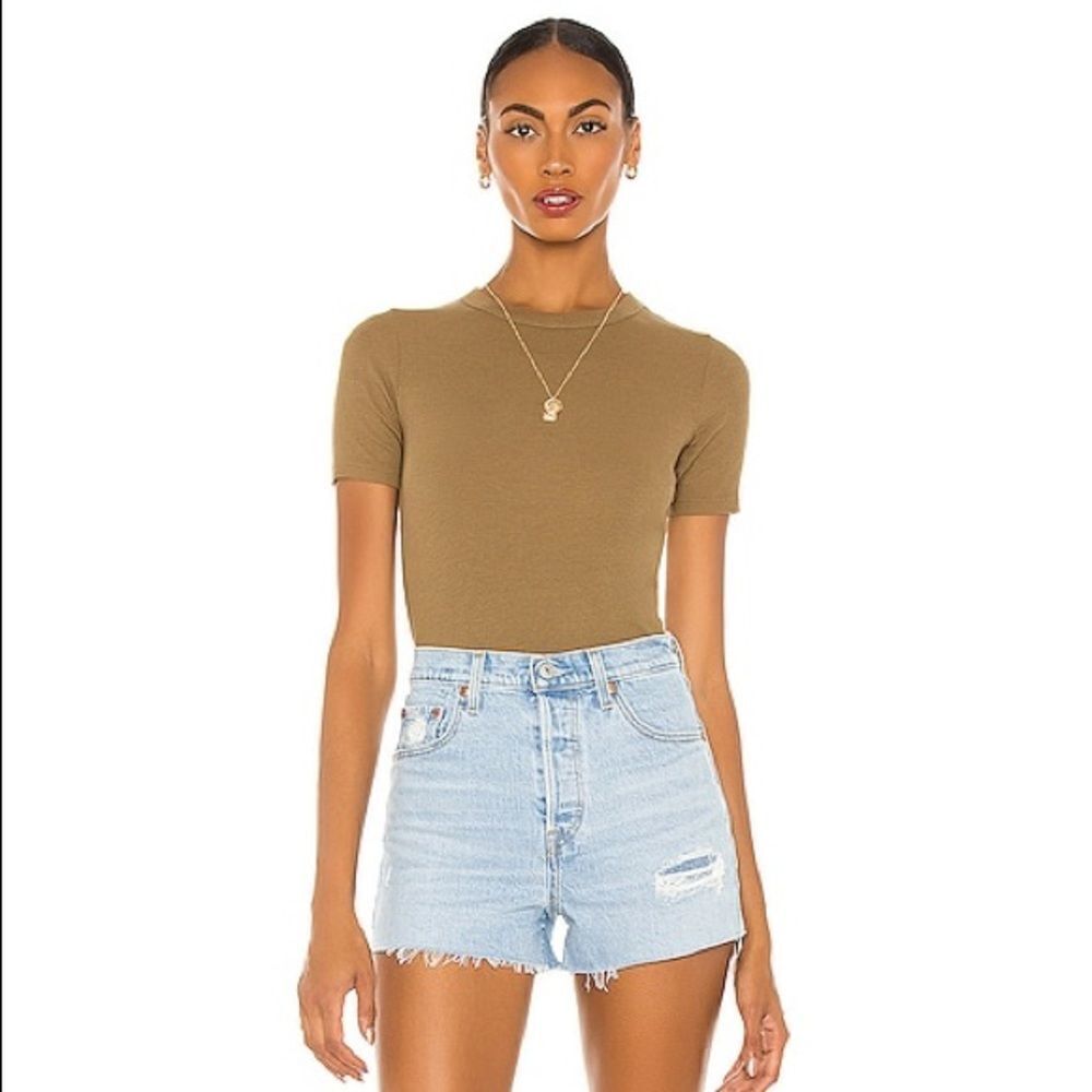 ✨ HP✨Ribcage Short in Tango Pulse Shorts
LEVI'S✨
